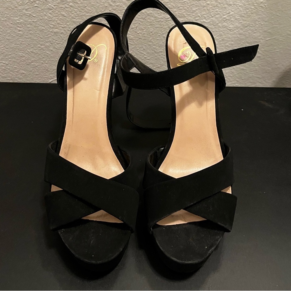 Black Heels 8.5 Suede upper material